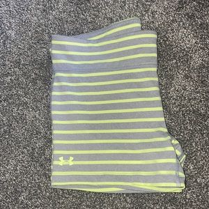 Under armour booty short, size medium